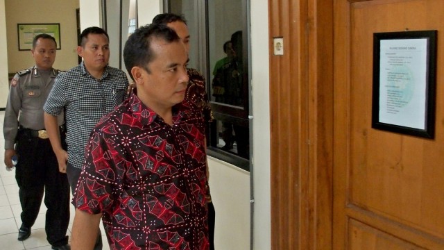 Terdakwa kasus suap sejumlah proyek, Bupati Purbalingga nonaktif Tasdi di Pengadilan Tipikor Semarang, Jawa Tengah, Senin (15/10). (Foto: ANTARA FOTO/R. Rekotomo)