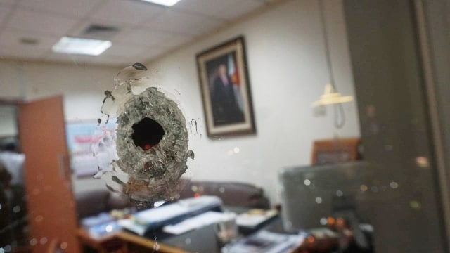 Kaca yang tertembak di ruangan anggota DPR RI Wenny Warouw di lt 16 komplek DPR RI, Jakarta, Senin (15/10/2018). (Foto: Fanny Kusumawardhani/kumparan)