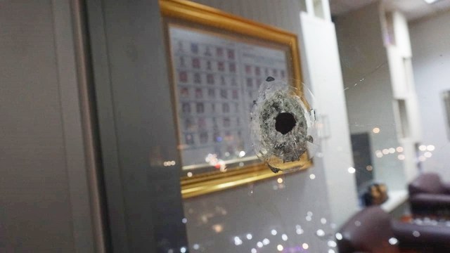 Kaca yang tertembak di ruangan anggota DPR RI Wenny Warouw di lt 16 komplek DPR RI, Jakarta, Senin (15/10/2018). (Foto: Fanny Kusumawardhani/kumparan)