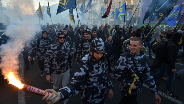 Para Tentara Ukraina Menyalakan Suar. Foto: AFP/Genya SAVILOV