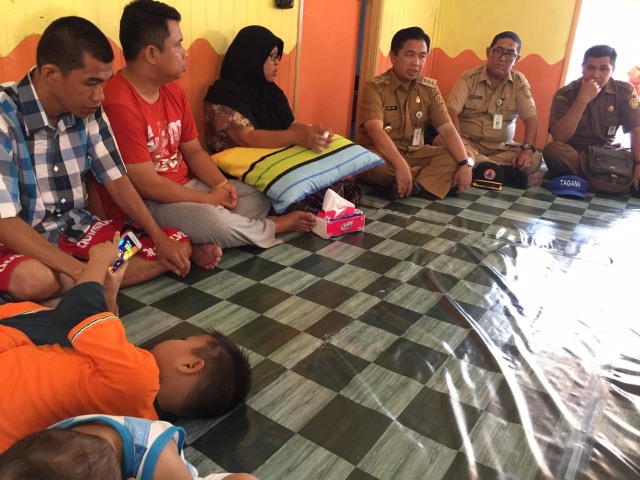 Wali Kota Banjarmasin, Ibnu Sina, mengunjungi pengungsi korban gempa Palu. (Foto: Dok. banjarhits.id)