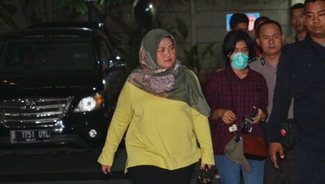KPK menggelandang masuk Bupati Bekasi, Neneng Nurhasanah Yasin, masuk ke gedung KPK. (Foto: Irfan Adi Saputra/kumparan)