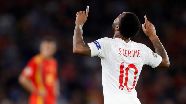 Raheem Sterling mencetak gol Inggris ke gawang Spanyol. (Foto: Marcelo Del Pozo/Reuters)
