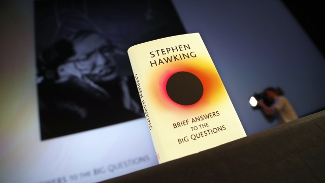 Buku terakhir Stephen Hawking menjawab pertanyaan-pertanyaan besar. (Foto: dok. AFP)