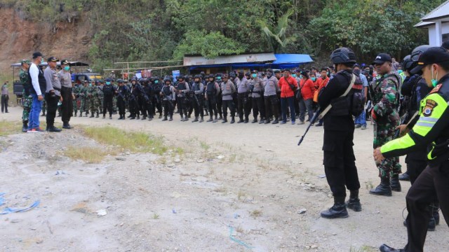 Puluhan pasukan Brimob dan TNI bersiap menutup tambang liar di gunung Botak, Dusun Wamsait, Kecamatan Waelata, Kabupaten Buru, Maluku. (Foto: dok. Bareskrim)