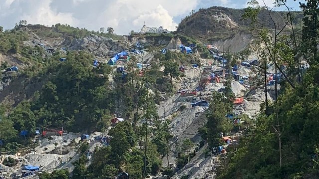 Suasana penutupan tambang liar di gunung Botak, Dusun Wamsait, Kecamatan Waelata, Kabupaten Buru, Maluku. (Foto: dok. Bareskrim)