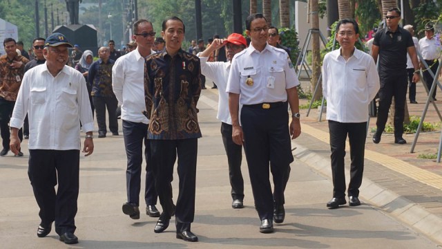 Jokowi didampingi Anies Baswedan tinjau fasilitas umum di kompleks GBK, Selasa (16/10/2018). (Foto: Yudhistira Amran Saleh/kumparan)