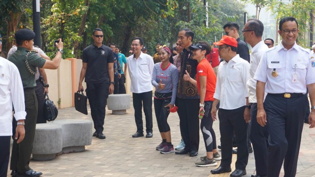 Jokowi didampingi Anies Baswedan tinjau fasilitas umum di kompleks GBK, Selasa (16/10/2018). (Foto: Yudhistira Amran Saleh/kumparan)