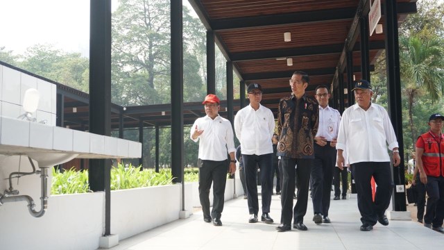 Presiden Jokowi bersama Menteri PUPR Basuki Hadimuljono tinjau fasilitas difabel di Gelora Bung Karno, Jakarta, Selasa (1610). Foto: Nugroho Sejati/kumparan