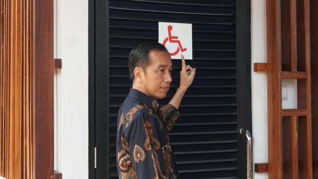 Presiden Jokowi didampingi Gubernur DKI Anies Baswedan tinjau fasilitas difabel di Gelora Bung Karno, Jakarta, Selasa (1610). (Foto: Nugroho Sejati/kumparan)