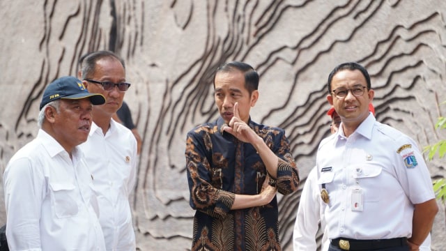 Presiden Jokowi didampingi Gubernur DKI Anies Baswedan tinjau fasilitas difabel di Gelora Bung Karno, Jakarta, Selasa (1610). (Foto: Nugroho Sejati/kumparan)