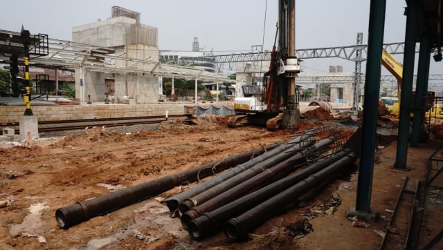Suasana proyek double double track (DDT) di Stasiun Manggarai. (Foto: Helmi Afandi/kumparan)