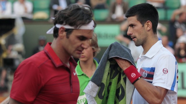 Djokovic dan Federer di semifinal Prancis Terbuka 2011. (Foto: JACQUES DEMARTHON / AFP)