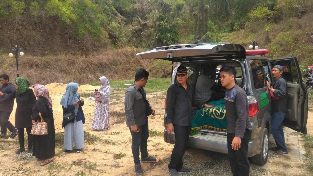 Jenazah Ibunda Roro Firia saat tiba di TPU Pemerintah Kabupaten (Pemkab) Sleman. (Foto: Arfiansyah Panji Purnandaru/Kumparan)