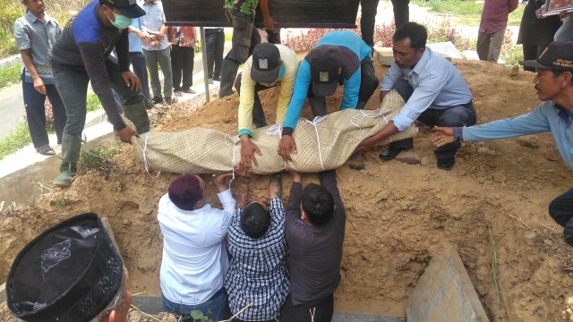 Prosesi pemakaman Ibunda Roro Fitria. (Foto: Arfiansyah Panji Purnandaru/Kumparan)