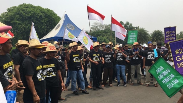 Petani tebu yang tergabung dalam APTRI menggelar aksi unjuk rasa di depan Istana Merdeka. (Foto: Dok. Istimewa)