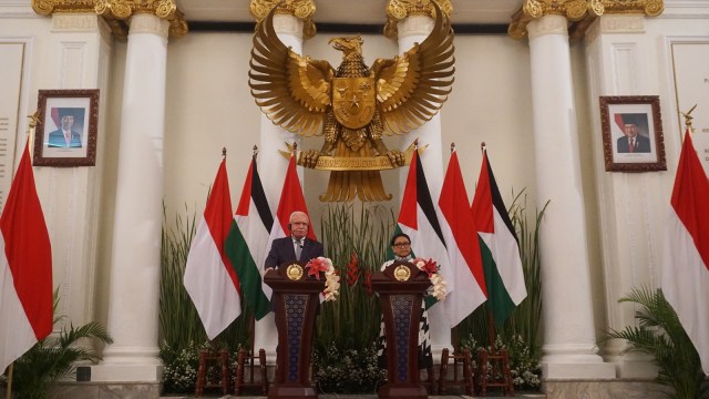Menlu RI, Retno Marsudi (kanan) dan Menlu Palestina Riyad al-Maliki (kiri) saat pertemuan bilateral di Gedung Pancasila, Kementerian Luar Negeri, Jakarta, Selasa (16/10/2018). (Foto: Fanny Kusumawardhani/kumparan)