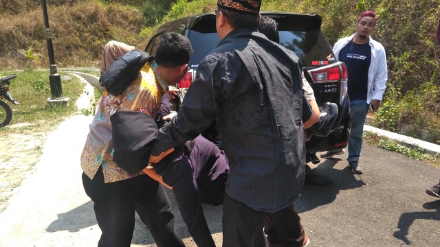 Roro Fitria pingsan usai melayani wawancara dengan awak media di TPU Pemerintah Kabupaten (Pemkab) Sleman, Selasa (16/10/2018). (Foto: Arfiansyah Panji Purnandaru/kumparan)
