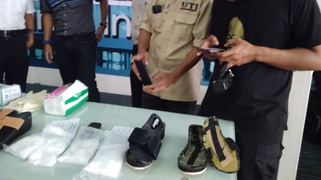 Dua Wanita Bawa 506 Gram Sabu di Sandal Ditangkap di Bandara Kualanamu