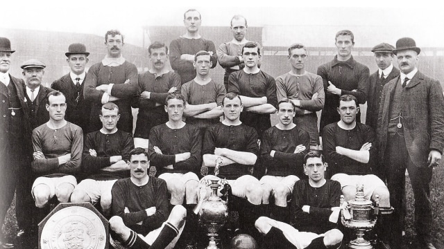 Manchester United juara Piala FA 1909 di bawah kepemilikan John Henry Davies (paling kanan, mengenakan top hat). (Foto: Wikimedia Commons)