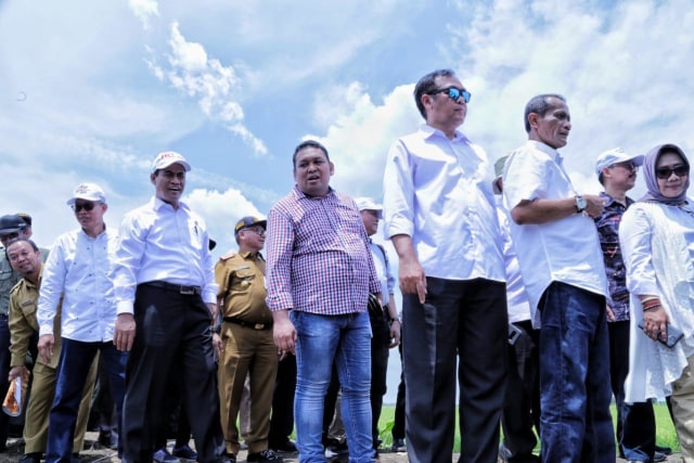 Andi Amran Sulaiman mengecek kesiapan pilot pengembangan lahan rawa di Desa Jejangkit (Foto: Kementerian Pertanian)