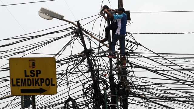 Pekerja memasang kabel telekomunikasi