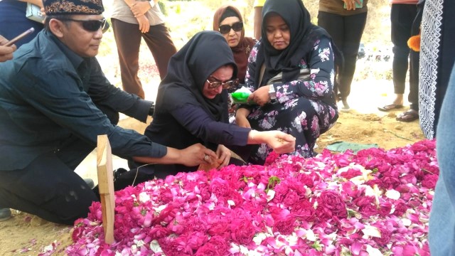 Roro Fitria di makam sang ibu. (Foto: Arfiansyah Panji Purnandaru/kumparan)