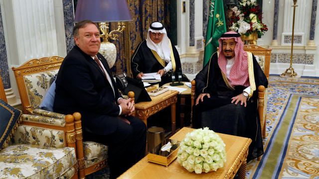 Raja Salman bin Abdulaziz Al Saud (kanan) bertemu dengan Menteri Luar Negeri AS Mike Pompeo di Riyadh. (Foto: REUTERS / Leah Millis)