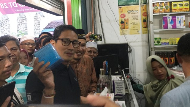 Sandiaga Uno mengunjungi toko herbal disekitar komplek Pondok Pesantren Daarut Tauhid, Bandung, Selasa (16/10/2018). (Foto:  Iqbal Tawakal Lazuardi/kumparan)