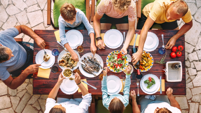 Ilustrasi makan ikan. (Foto: Shutterstock)