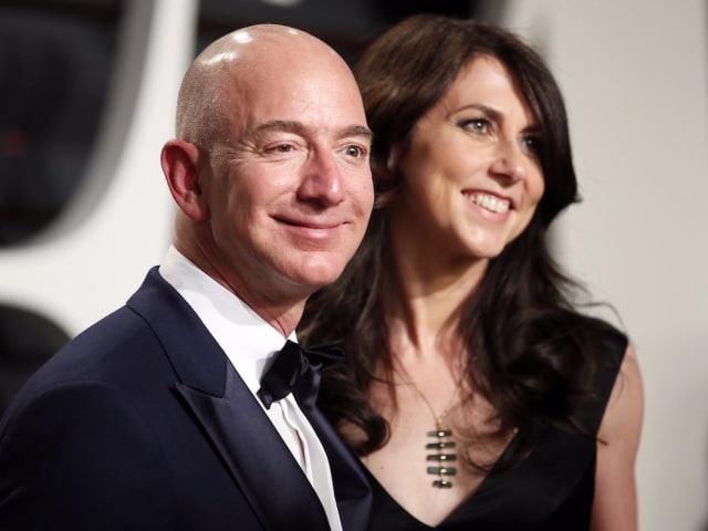 Jeff dan MacKenzie Bezos, pasangan terkaya di dunia. Foto: Danny Moloshok/Reuters