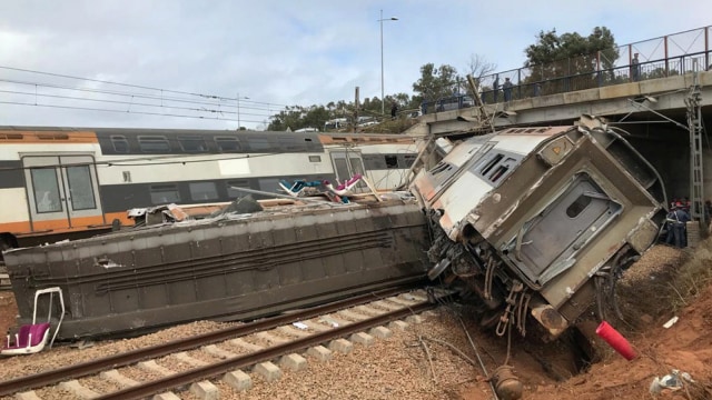 Kecelakaan kereta api di Sidi Bouknadel dekat ibukota Maroko, Rabat, Maroko, Selasa (16/10/2018).  (Foto: REUTERS / Ahmed ElJechtimi)