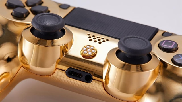 Stik PlayStation 4 berlapis emas buatan Brikk. (Foto: Brikk)