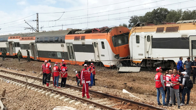 Kecelakaan kereta api di Sidi Bouknadel dekat ibukota Maroko, Rabat, Maroko, Selasa (16/10/2018).  (Foto: REUTERS / Ahmed ElJechtimi)