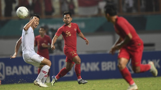 Andik Vermansah (26) melepaskan umpan saat Timnas Indonesia bersua Hong Kong. (Foto: Hafidz Mubarak/Antara)