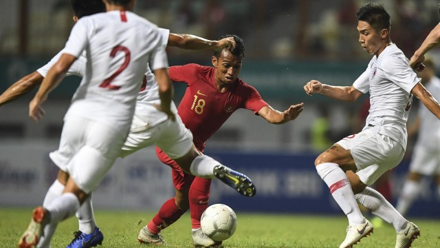 Irfan Jaya dikepung beberapa pemain saat Timnas Indonesia melawan Hong Kong. (Foto: Hafidz Mubarak/Antara)