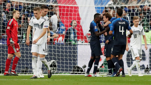 Pemain-pemain Jerman tertunduk lesu karena gol Griezmann. (Foto: REUTERS/Benoit Tessier)