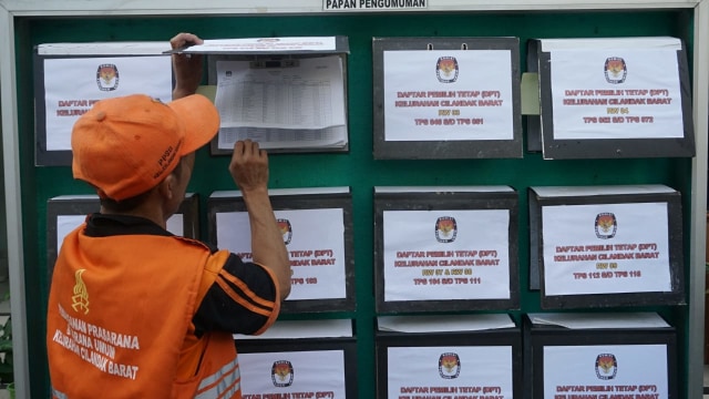 Anggota PPSU melihat pengumuman Daftar Pemilih Tetap di Kantor Panitia Pemungutan Suara Kelurahan Cilandak Barat, Kec. Cilandak, Jakarta Selatan, Rabu (17/10/18). Foto: Jamal Ramadhan/kumparan