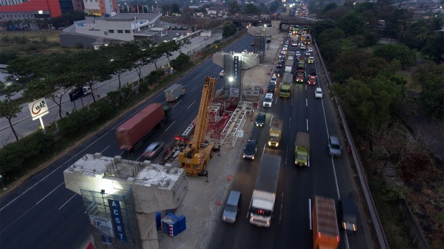 Foto aerial pembangunan konstruksi Jalan Tol Layang Jakarta-Cikampek di Cikarang, Bekasi, Jawa Barat. (Foto: ANTARA FOTO/Hafidz Mubarak A)