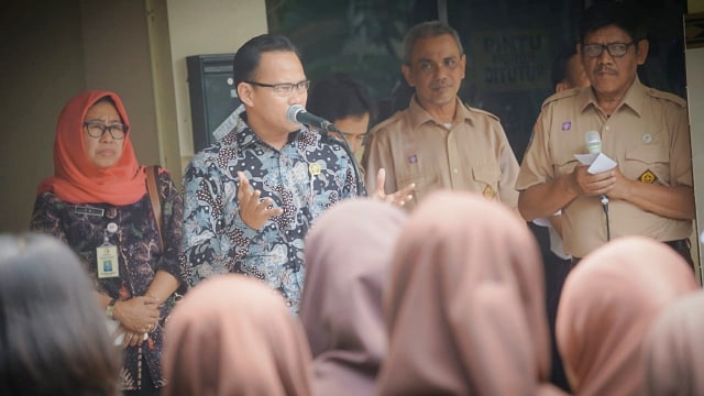 Ketua Bawaslu DKI Jakarta, Muhammad Jufri memberikan pengarahan kepada siswa SMAN 87 Jakarta Selatan, Rabu (17/10/2018) (Foto: Jamal Ramadhan/kumparan)