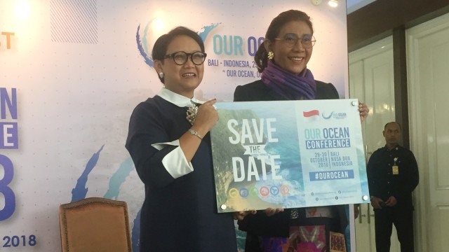 Menlu RI Retno Marsudi (kiri) dan Menteri Kelautan dan Perikanan Susi Pudjiastuti (kanan) saat konferensi pers Our Ocean Conference 2018 di Gedung Mina Bahari IV KKP, Rabu (17/10/2018). (Foto: Elsa Toruan/kumparan)