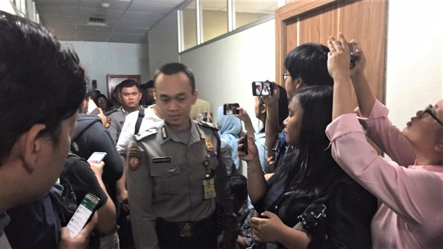 Tim Polda Metro Jaya baru tiba di lokasi peluru nyasar ke ruangan kerja Anggota DPR Totok Dariyanto. (Foto: Ricad Saka/kumparan)