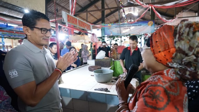 Sandiaga Uno saat mengunjungi Pasar Cihapit. (Foto: Dok. Tim Pemenangan Sandiaga Uno)