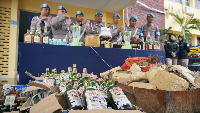 Polisi musnahkan 654 botol miras hasil sitaan di Banda Aceh, Rabu (17/10/2018). (Foto:  Zuhri Noviandi/kumparan)