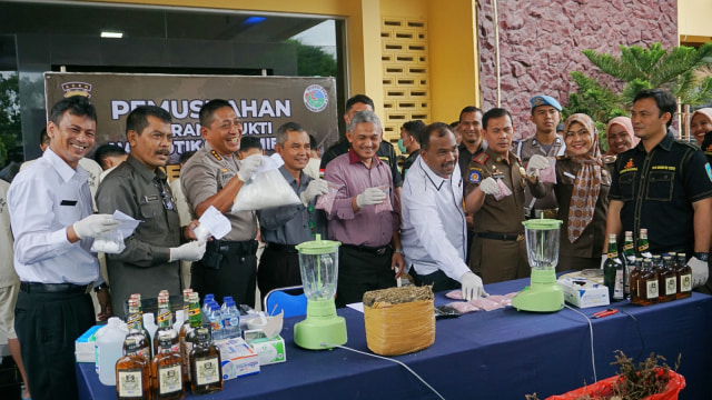 Polisi musnahkan 654 botol miras hasil sitaan di Banda Aceh, Rabu (17/10/2018). (Foto:  Zuhri Noviandi/kumparan)
