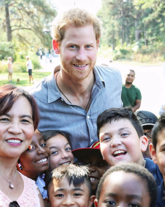 Potret Pangeran Harry dengan Anak-anak (Foto: Instagram @princeharryofengland)
