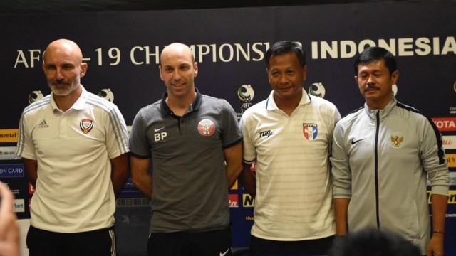 Pelatih UEA, Batelli Ludovic (kiri), Pelatih Qatar, Bruno Pinheiro (kiri dari kedua), Pelatih Taiwan, Vom Ca Ngum (kanan dari kedua) dan Pelatih Indonesia, Indra Sjafri (kanan). (Foto: Alan Kusuma/kumparan)