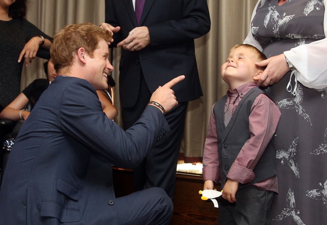 Potret Pangeran Harry dengan Anak-anak (Foto: Lewis Whyld/AFP)