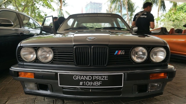 Bagian depan mobil BMW 318i. (Foto: Jamal Ramadhan/kumparan)