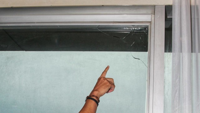Retakan kaca jendela di lantai 20 ruang 20.03 milik anggota Fraksi PAN Totok Daryanto diduga dari peluru nyasar dari lapangan tembak. (Foto: Helmi Afandi Abdullah/kumparan)